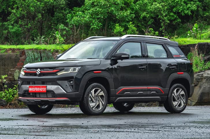 Compact SUV, exterior front three-quarter view